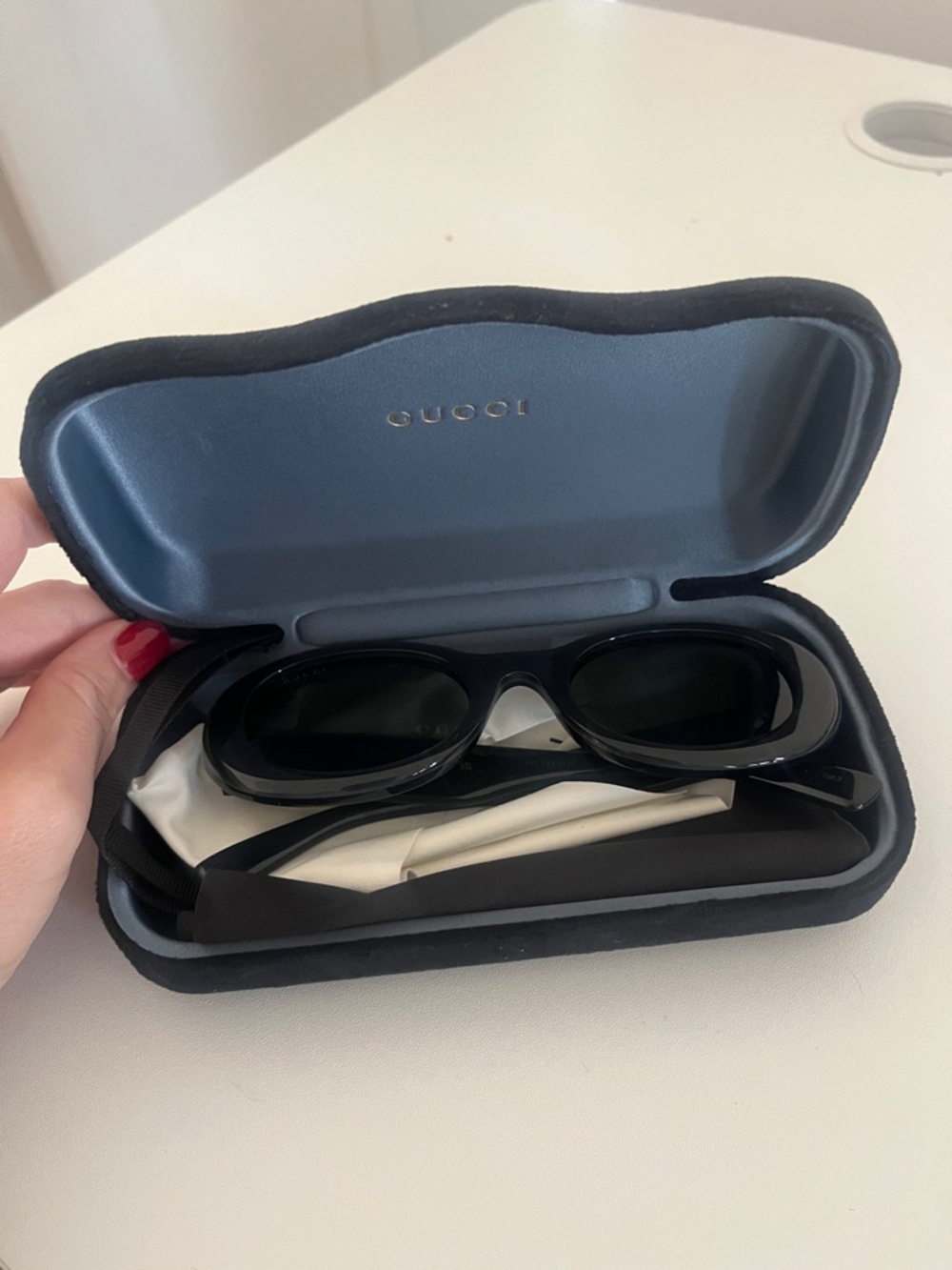 Gucci Black Round Frame Sunglasses with Gold Logo - Picture 6 of 6